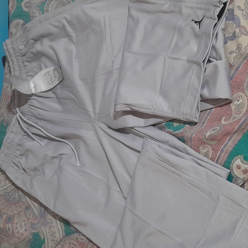 Gray Jordan sweatpants nwt size xlarge 💯 polyester zippers on pants legs.